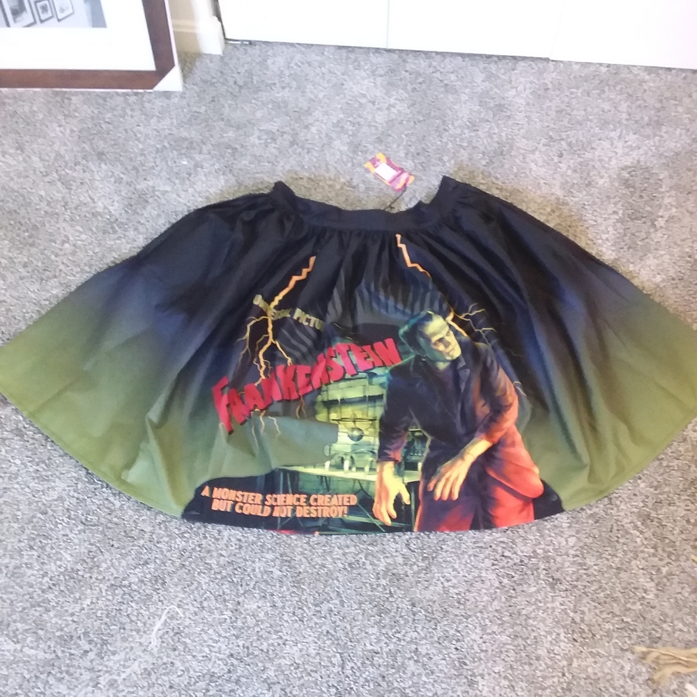 Universal Studio Monsters X Unique Vintage 2x/18 skirt